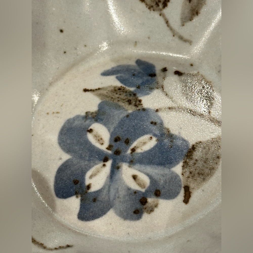 Signed Cindy Angliss Handmade Pottery, Ruffled Bowl, Blue Floral Studio Ceramics - Picture 4 of 8